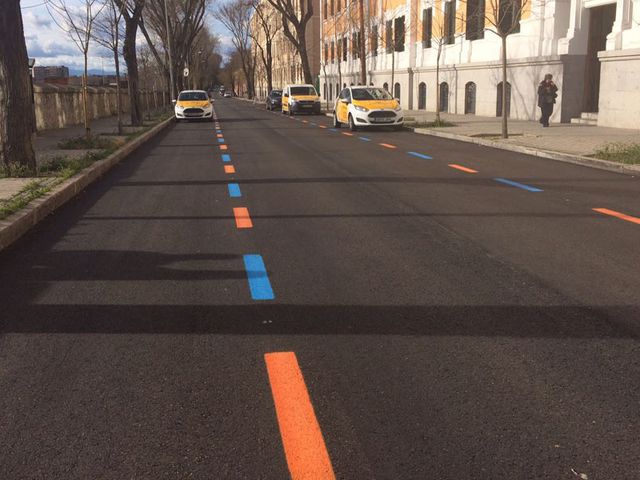 Línea de estacionamiento delimitada con color azul naranja