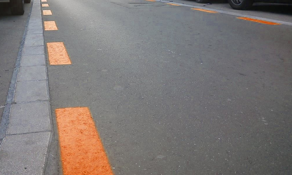 Línea de estacionamiento delimitada con color naranja