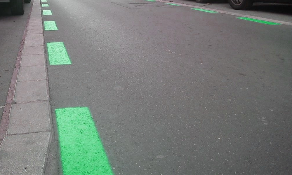 Línea de estacionamiento delimitada con color verde