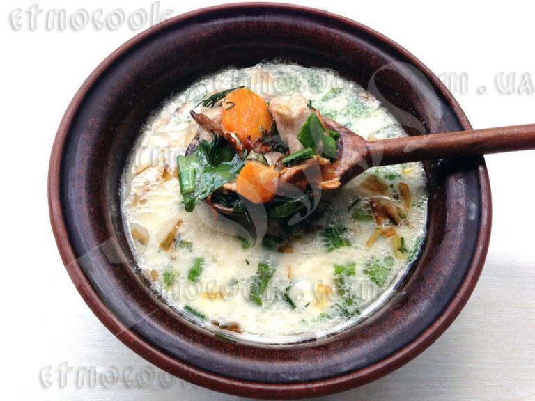 Sopa con rebozuelos y galushki a base de harina integral
